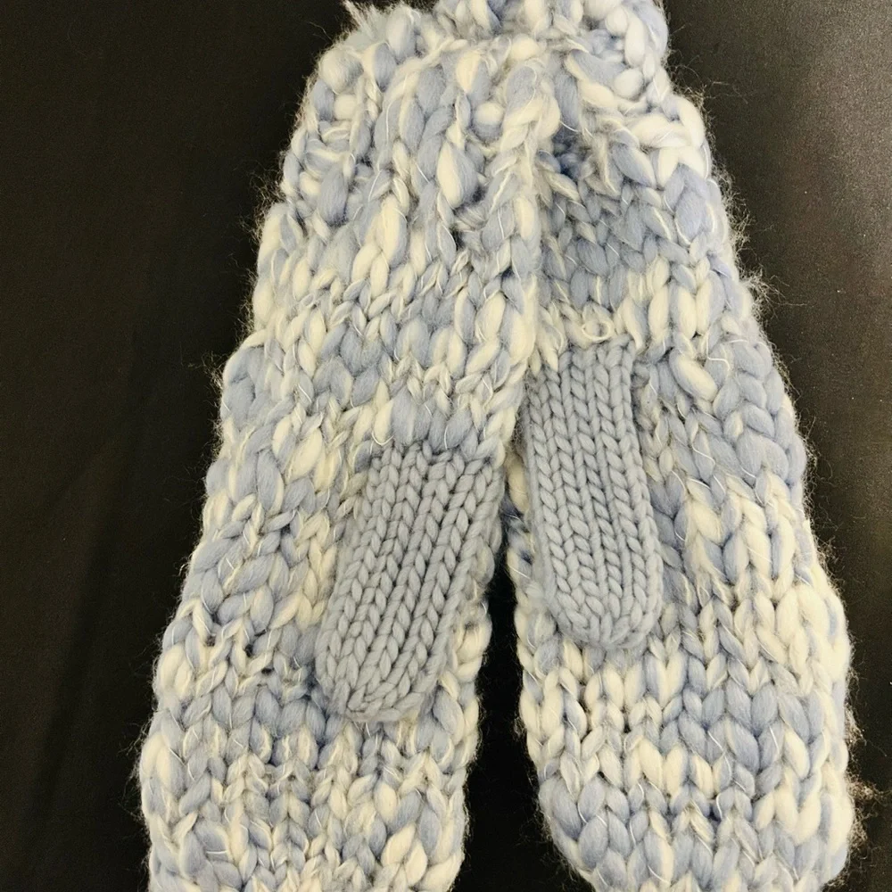 NWT  GAP Blue And White Chunky Knit Mittens-One Size